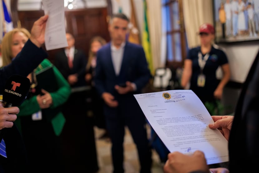 Momento en que se le entrega a los medios de comunicación la carta de renuncia de Orlando Aponte Rosario.