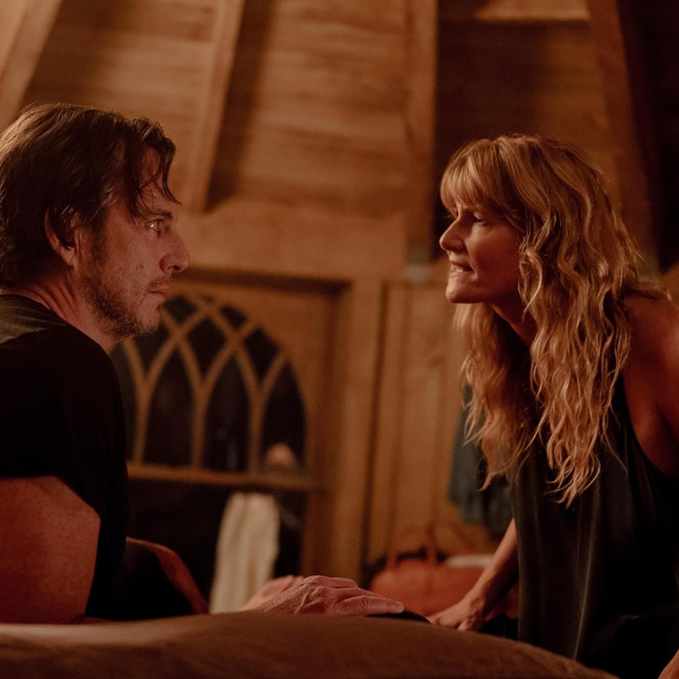 Laura Dern and Will Arnett en una escena de “Is This Thing On?”.