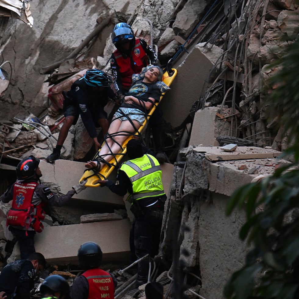 Personal de rescate extrae a una persona que quedó atrapada tras el colapso de un edificio en Venezuela.