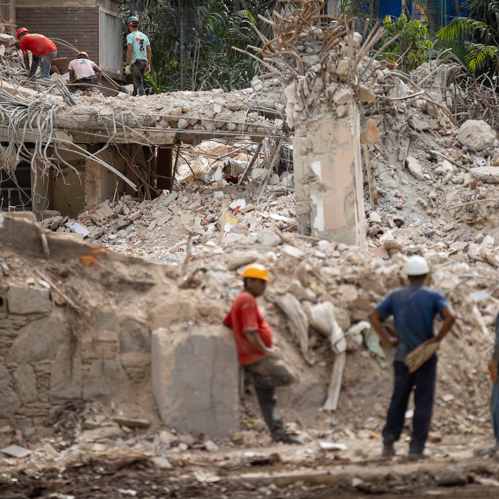 Personas que retiran escombros de un edificio afectado por el doble terremoto en Caracas (Venezuela).