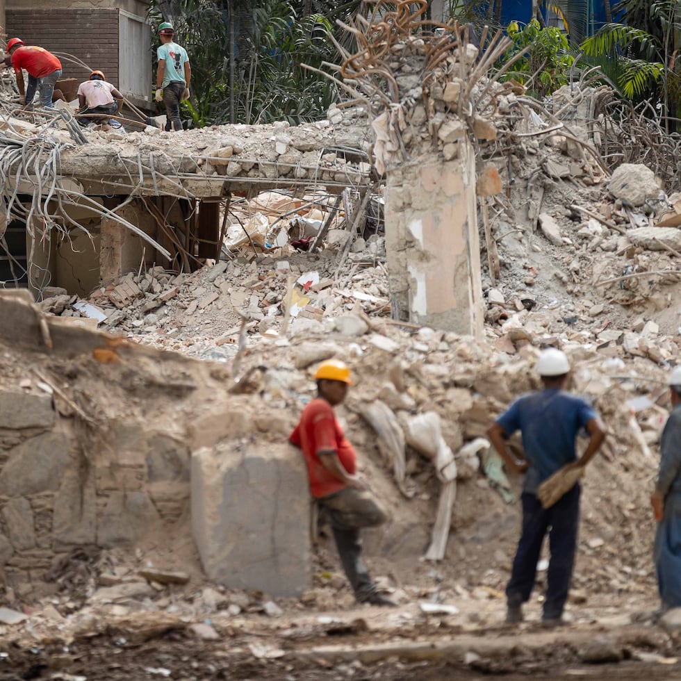 Personas que retiran escombros de un edificio afectado por el doble terremoto en Caracas (Venezuela).