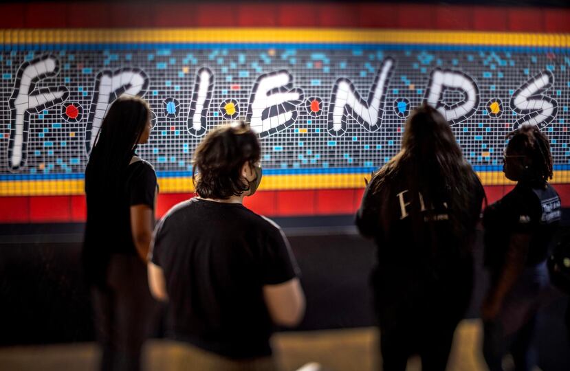Visitantes de la exposición "The Friends Experience - The One in Miami", al recorrer este homenaje a la afamada serie televisiva estadounidense "Friends", en el Centro Comercial Aventura, en Miami.