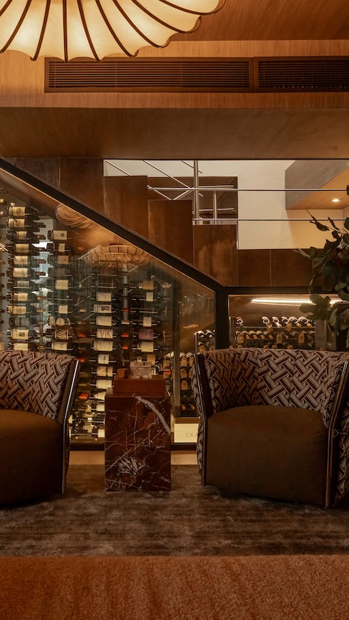 Un punto focal del salón que une la sala y el "family room" es la cava de vinos que construyeron debajo de la escalera, la parte favorita del esposo de Vero.