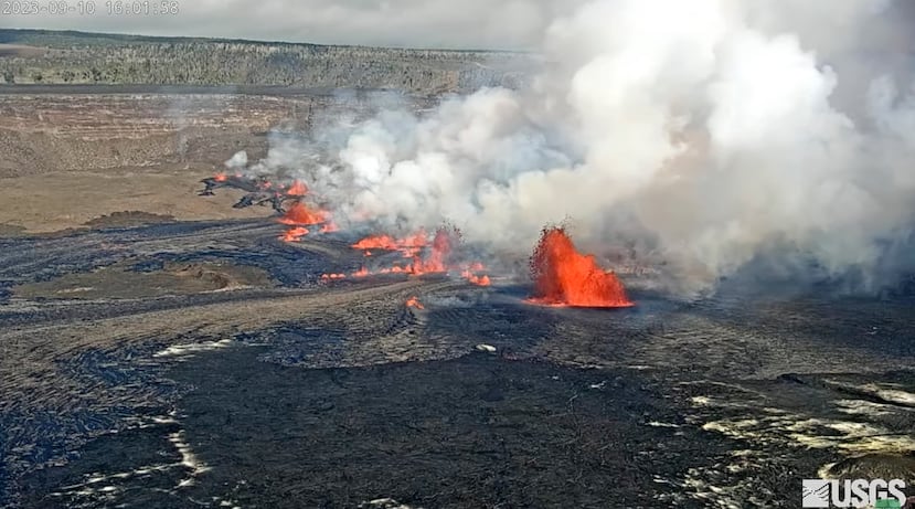 En esta imagen tomada por una webcam proporcionada por el Servicio Geológico de Estados Unidos, el Kilauea, uno de los volcanes más activos en el mundo, entra en erupción en Hawai, el domingo 10 de septiembre de 2023.