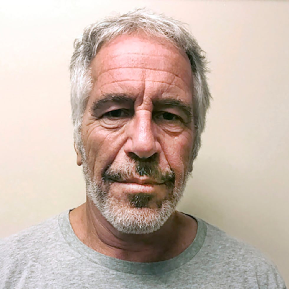 La semana pasada, el Departamento de Justicia solicitó a los jueces federales de Manhattan Richard M. Berman y Paul A. Engelmayer que levantaran las órdenes de confidencialidad sobre las transcripciones del gran jurado y otros materiales del caso de tráfico sexual de Epstein de 2019.
