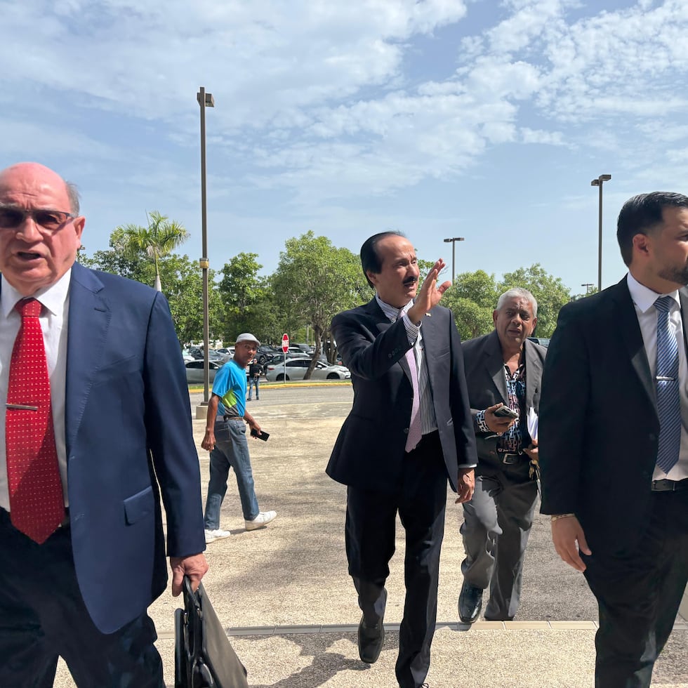 En junio fue acusado de mala gestión de fondos públicos y posteriormente detenido y puesto en libertad tras pagar la fianza.