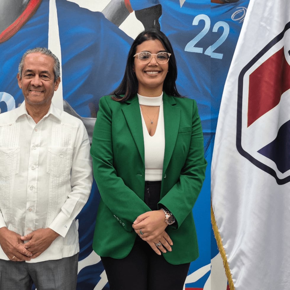 El presidente de la Federación Dominicana de Fútbol, José Francisco Deschamps, posa junto a Yelena Hazim Figuereo.