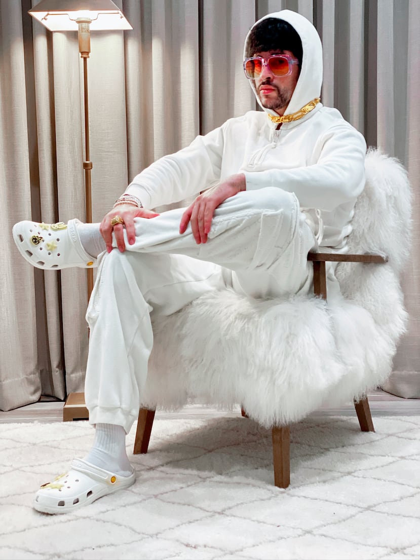 Recientemente se anunció la alianza de Bad Bunny con la conocida marca de zapatos de plástico Crocs. El modelo especial llegó al mercado el 29 de septiembre. (Foto: EFE)