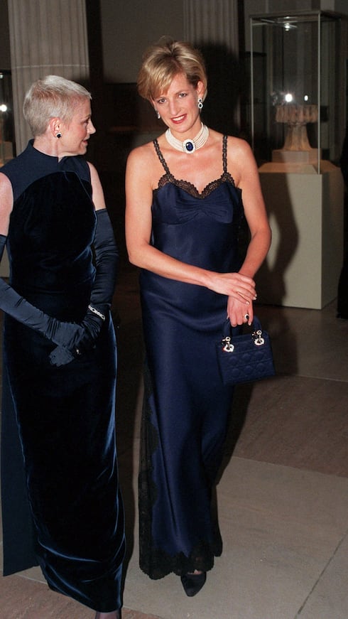 En 1996, la princesa Diana hizo su única aparición en una Met Gala, ocasión para la que vistió un "slip dress" azul marino, con detalles en encaje, que diseño John Galliano para Dior.