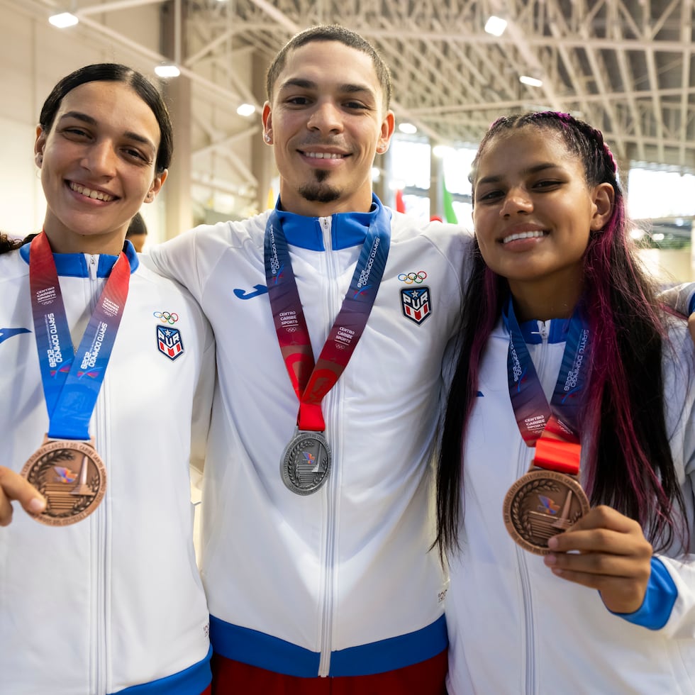 Adrián Benítez, medallista de plata, junto a las medallistas de bronce Andrea Delgado e Isuangelis Soto.