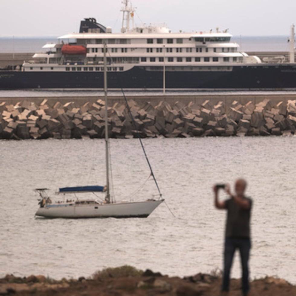 El crucero MV Hondius, afectado por el hantavirus, fondeado en el puerto de Granadilla en Tenerife, Islas Canarias, España, el lunes 11 de mayo de 2026. (AP Photo/Arturo Rodriguez)