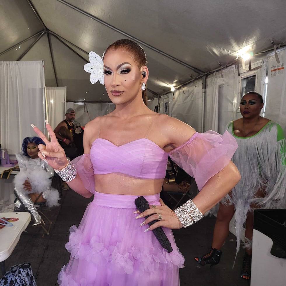 Aunque aún no ha concido a Olga Tañón en persona, Angelina Bee se crió con su música, pues era la artista favorita de su madre, Nancy Corujo.