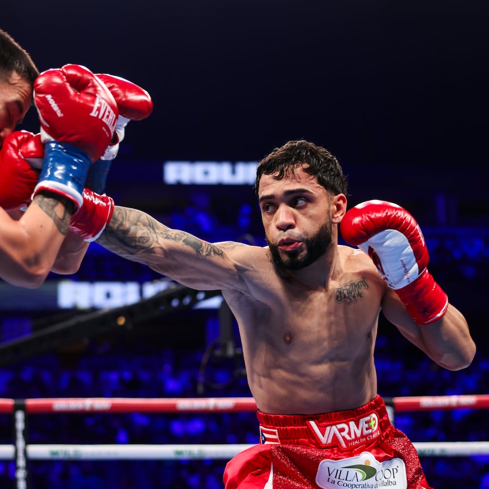 El boricua Oscar Ël Pupilo" Collazo conecta una recto de derecha al rostro de Jesús “Chiquito” Haro.