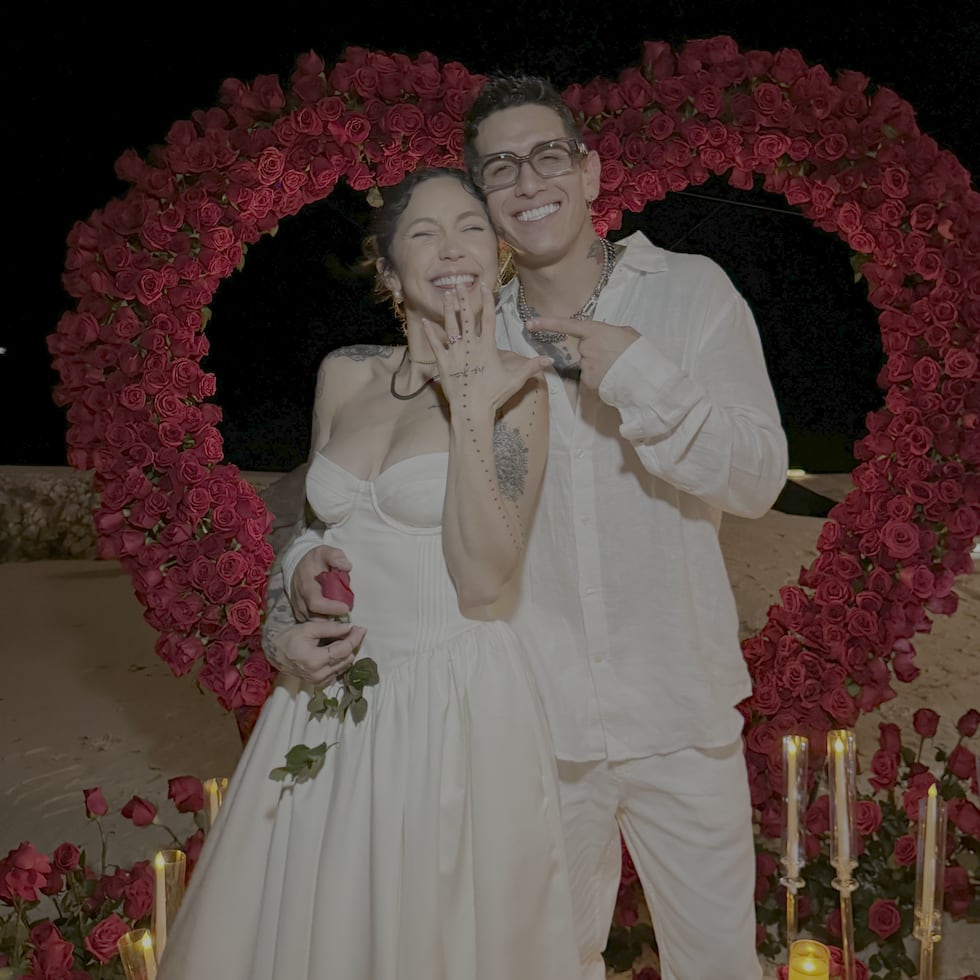 El cantante junto a Natasha Nazario.