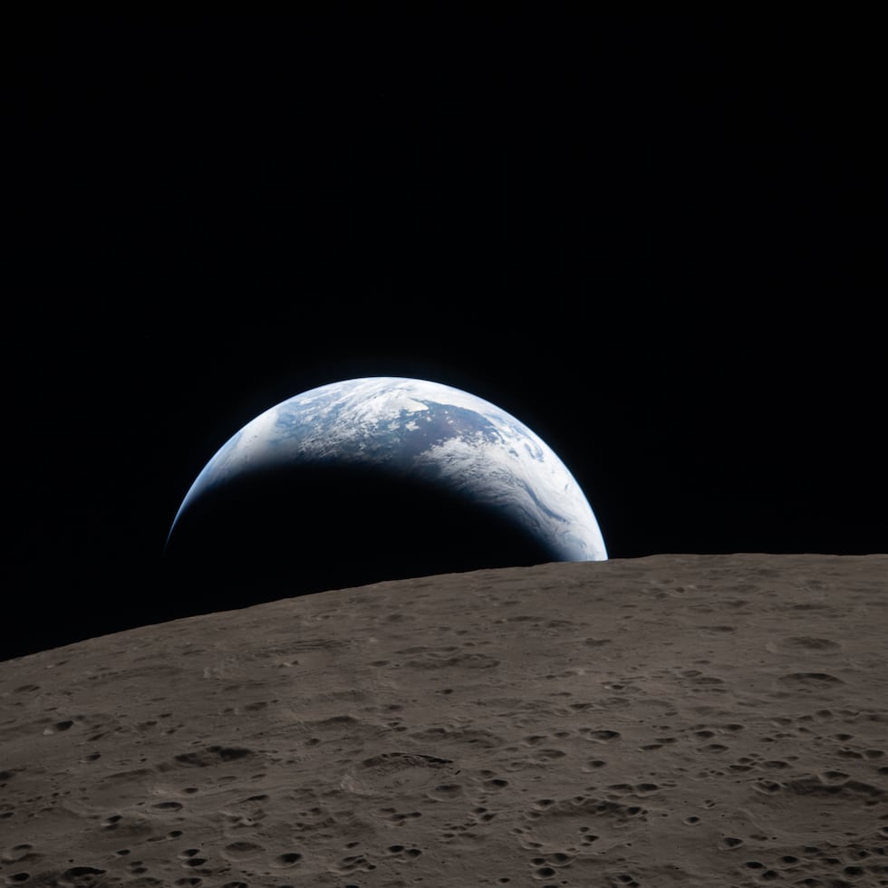 La NASA utiliza instrumentos y observaciones desde el espacio para estudiar el planeta y sus cambios.