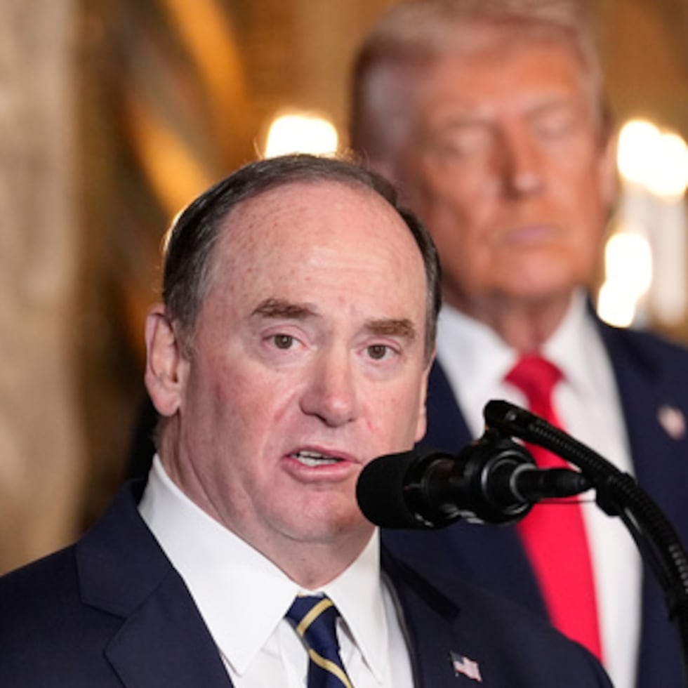 John Phelan habla no dio ninguna razón para su inesperada renuncia como máximo responsable civil de la Marina de Guerra de Estados Unidos.