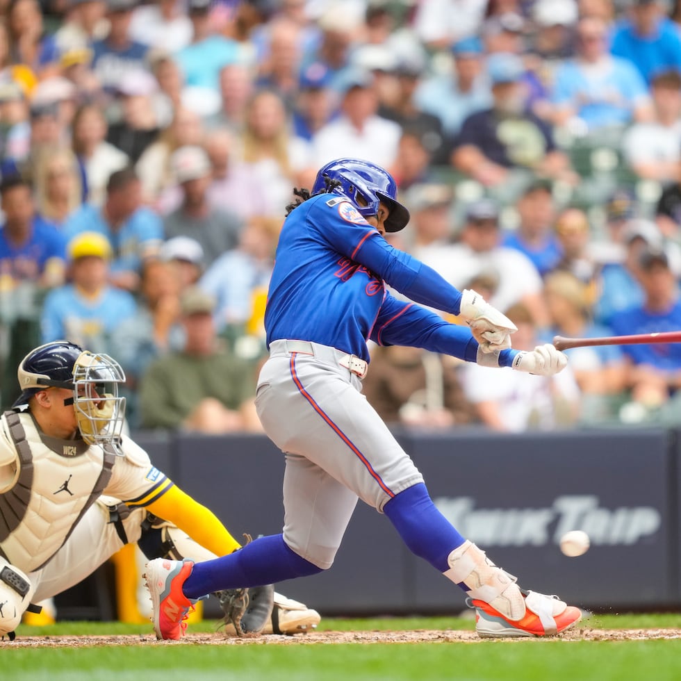 Francisco Lindor pierde control del bate al realizar un swing durante la quinta entrada del juego de los Mets ante los Marlins.