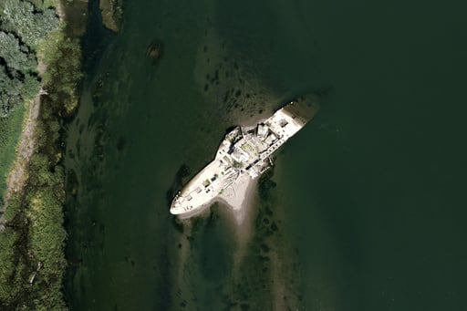 Imagen de la cobertura de: Emerge en Serbia un barco histórico por la sequía y el calor en ríos de Europa