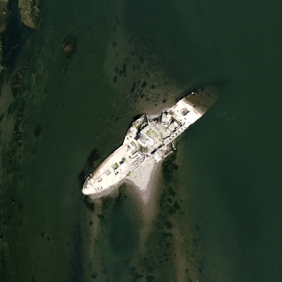 El casco oxidado —que en su día fue una embarcación célebre conocida como el Slovenian— afloró a principios de este mes en el río Sava.
