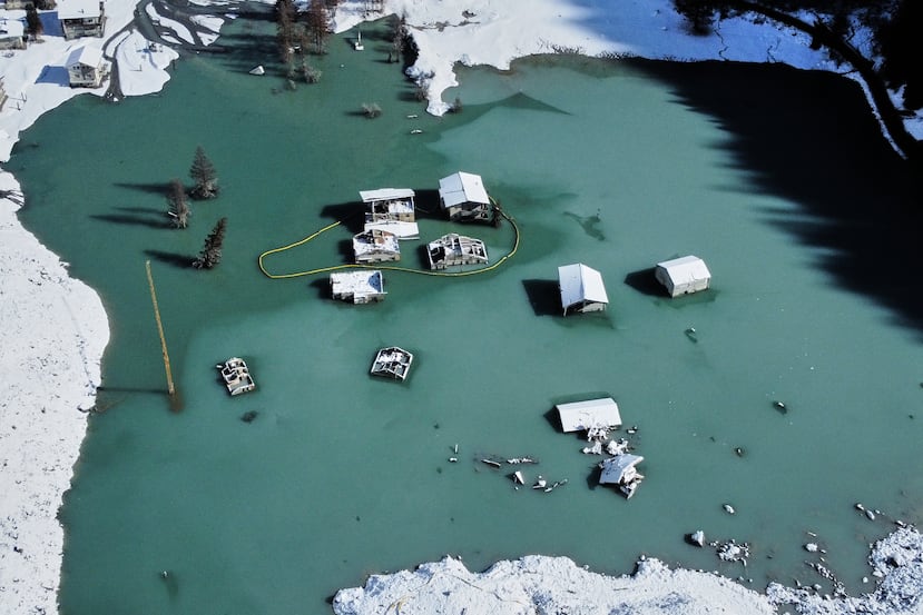 ARCHIVO - Vista aérea del pueblo de Blatten parcialmente inundado tras las recientes nevadas, cinco meses después de que un deslizamiento de tierra destruyera el pueblo. Blatten, Suiza, el martes 28 de octubre de 2025. (Foto AP/Michael Probst, Archivo)