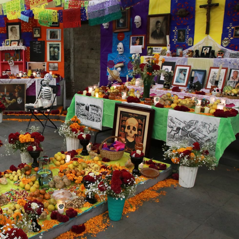 Una ofrenda tradicional por el Día de los Muertos en el Museo de Historia Tlalpan History en Ciudad de México.