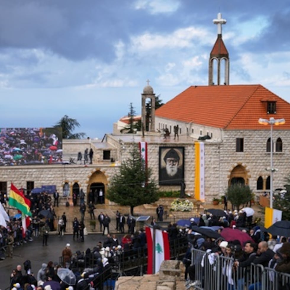 La gente espera fuera del Monasterio de San Maroun antes de la llegada del Papa León XIV en Annaya, Líbano, el lunes 1 de diciembre de 2025. (AP Photo/Hassan Ammar)