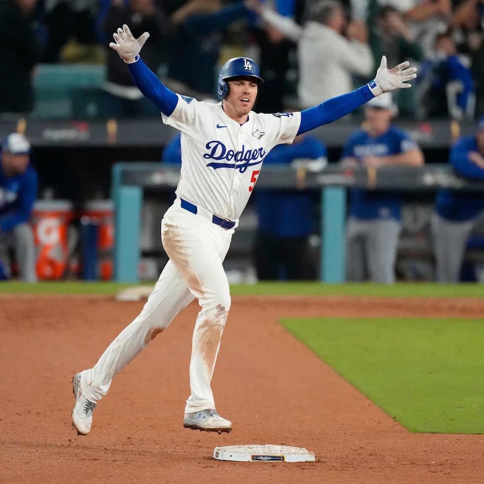 Freddie Freeman celebra al recorrer las bases.