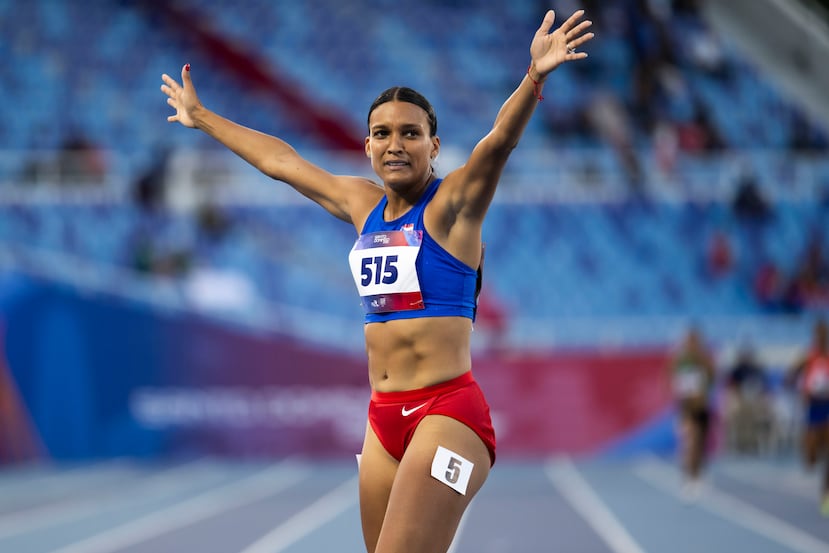 Alysbeth Félix celebra su oro en heptatlón.