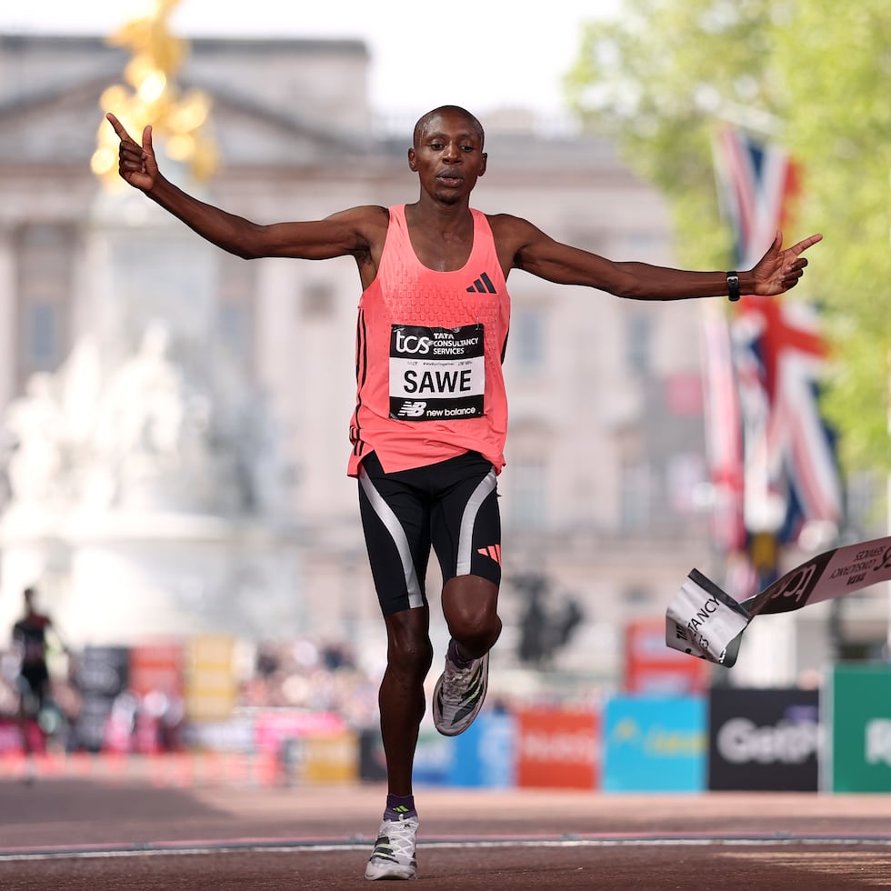 El keniano Sabastian Sawe cruza la línea de meta para ganar el Maratón de Londres.