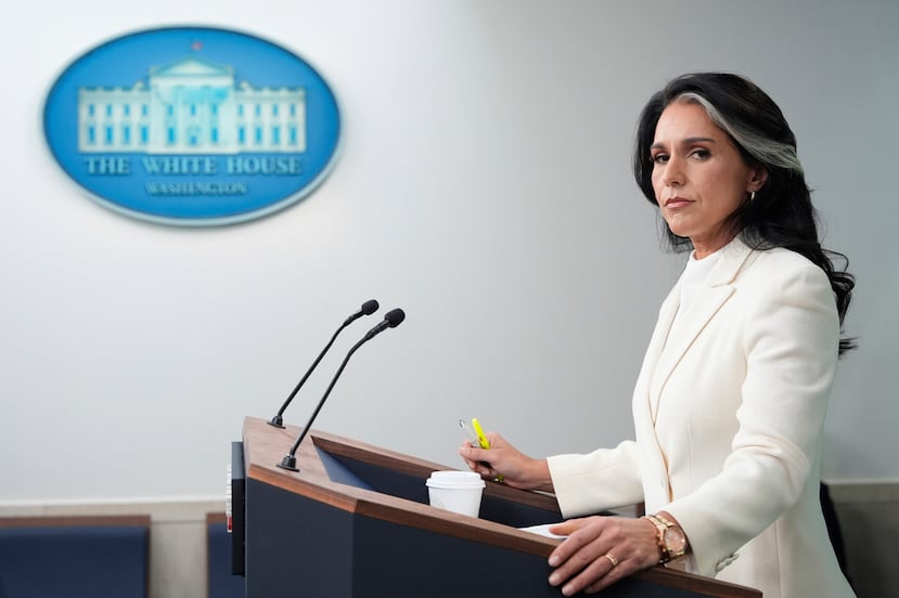 ARCHIVO - La exdirectora de Inteligencia Nacional, Tulsi Gabbard, habla con periodistas en la Sala de Prensa James Brady de la Casa Blanca, el 23 de julio de 2025, en Washington. (Foto AP/Alex Brandon, Archivo)