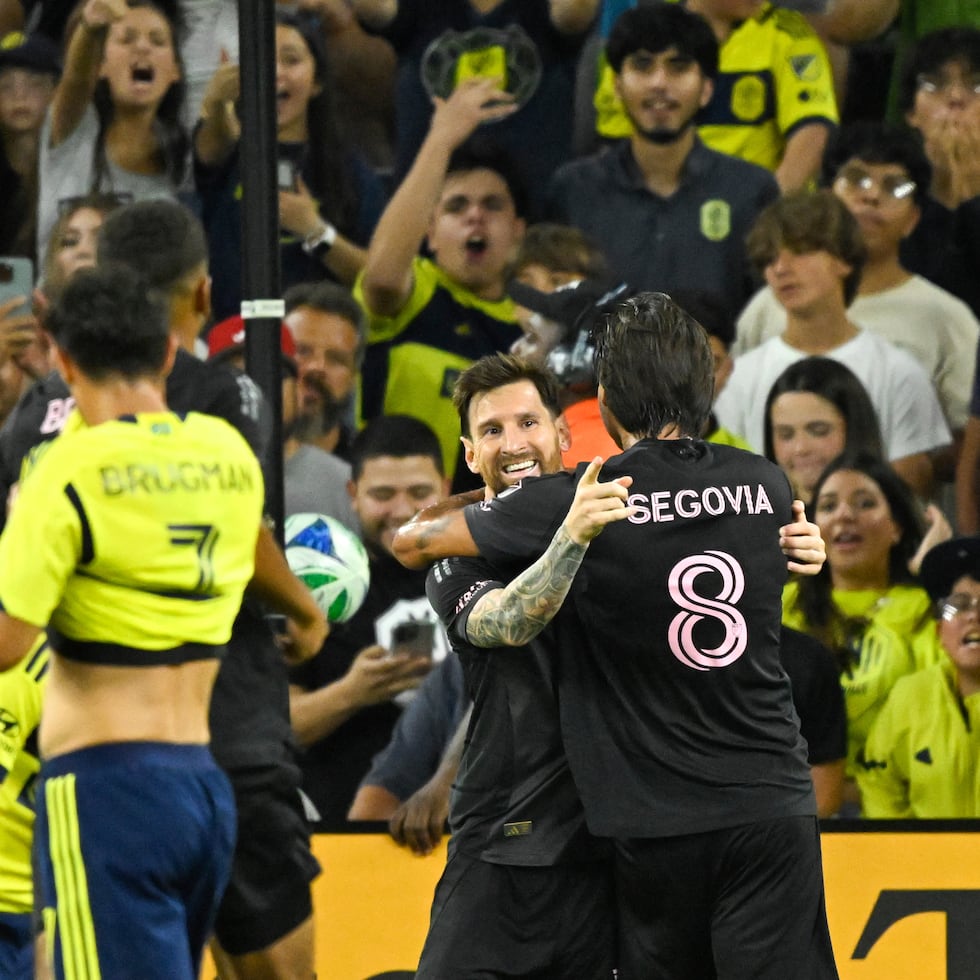 El delantero de Inter de Miami, Lionel Messi, celebra con el mediocampista venezolano Telasco Segovia (8) después de anotar contra Nashville SC durante la segunda mitad de un partido de fútbol de la MLS el sábado 28 de octubre de 2025, en Nashville, Tennessee. (AP Photo/John Amis)