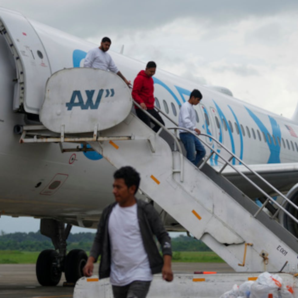 El grupo llegó la tarde del sábado al aeropuerto internacional Juan Santamaría de San José, donde recibieron atención primaria de la Policía Profesional de Migración.
