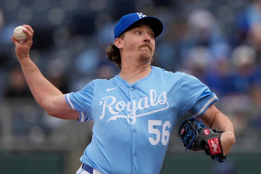 Hunter Harvey, lanzador relevista de los Royals de Kansas City, lanza durante la novena entrada de un juego contra los Guardians de Cleveland.