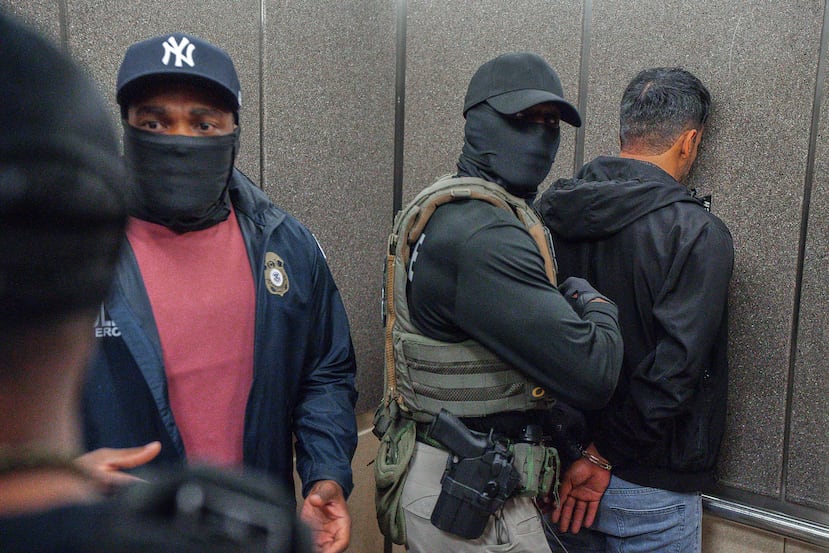 ARCHIVO - Agentes del Servicio de Control de Inmigración y Aduanas de Estados Unidos escoltan a un migrante detenido a un ascensor luego de que el hombre saliera de un tribunal de inmigración, el 17 de junio de 2025, en Nueva York. (AP Foto/Olga Fedorova, archivo)