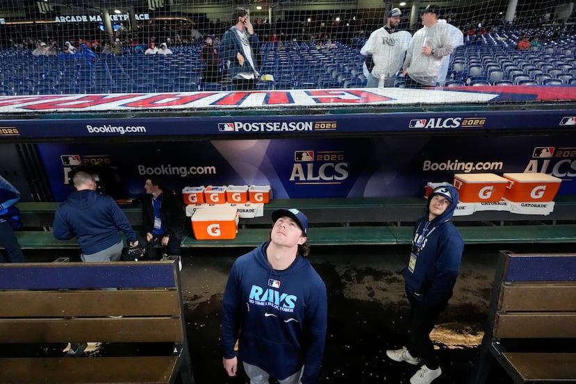 Slade Cecconi, lanzador de los Rays, mira al cielo en espera de que el clima mejorara.