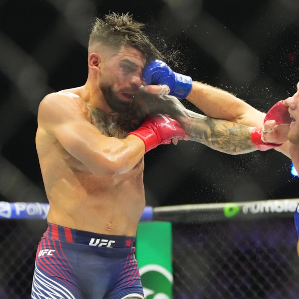 lia Toupruia, a la izquierda, pelea contra Justin Gaethje durante UFC Freedom 250 en el césped sur de la Casa Blanca.