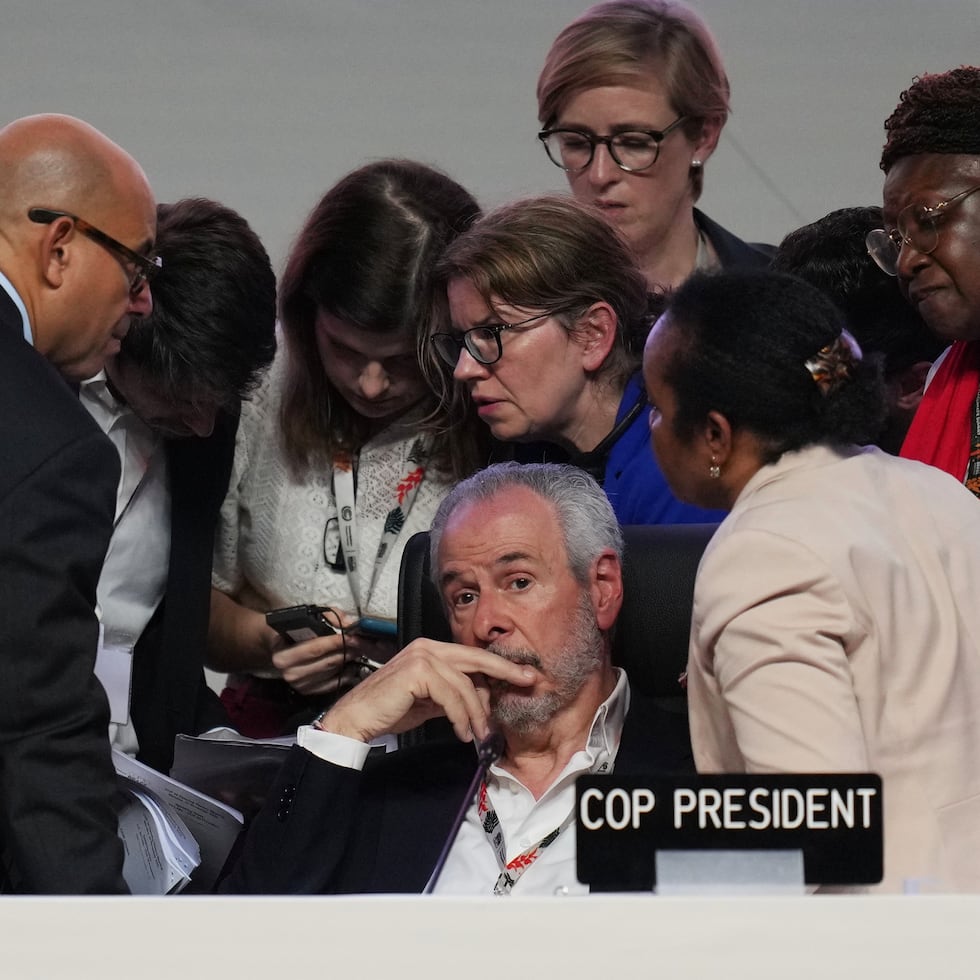 André Corrêa do Lago, presidente de la COP30, se sienta mientras Simon Stiell, director de la ONU para el clima (izquierda), habla con otros funcionarios de la ONU durante una sesión plenaria de la Cumbre del Clima de la ONU COP30, el sábado 22 de noviembre de 2025, en Belém, Brasil.