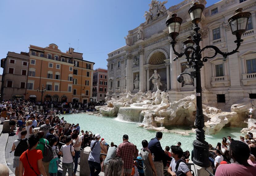 Miles de turistas se acercan diariamente a la Fontana de Trevi en Roma.