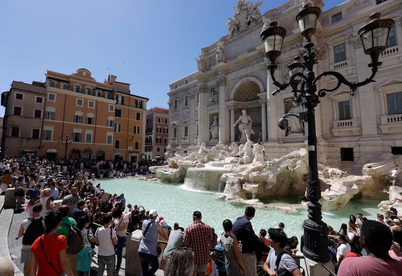 Miles de turistas se acercan diariamente a la Fontana de Trevi en Roma.
