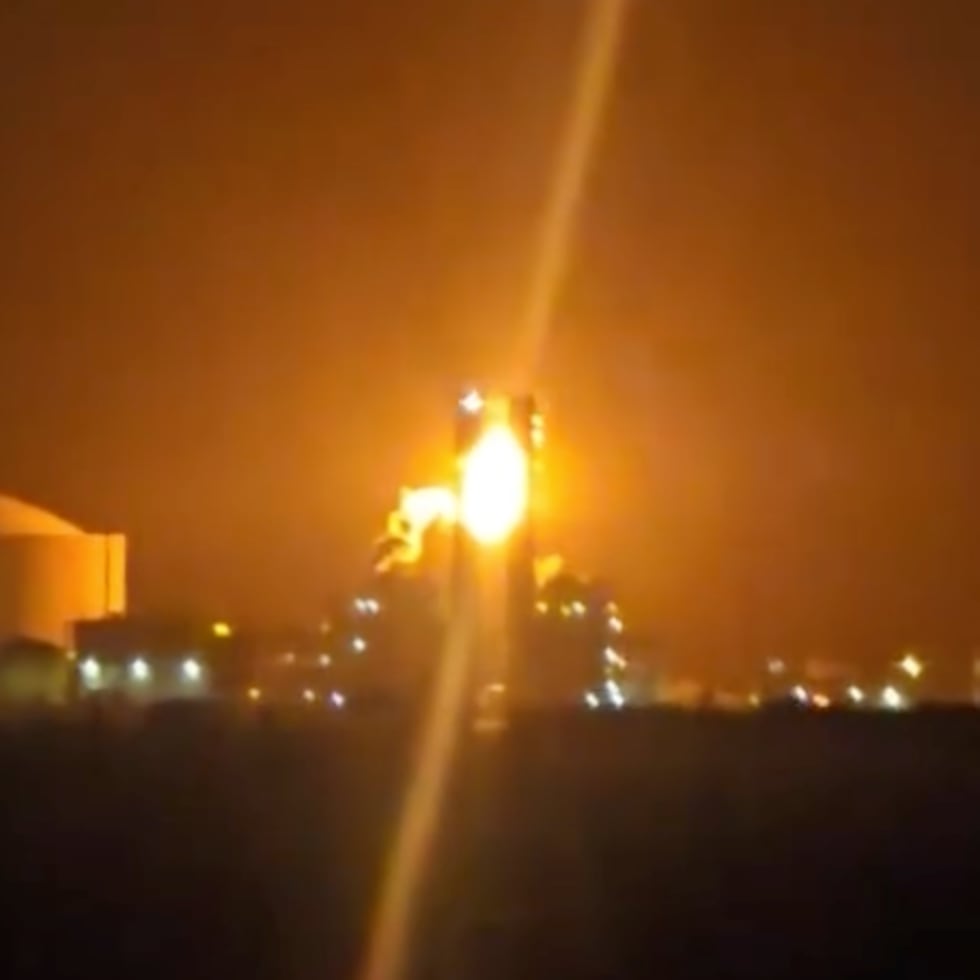 Una de las imágenes captadas por ciudadanos en la noche, durante el apagón. EcoEléctrica informó que no era un fuego, sino la operación normal de un sistema de seguridad.