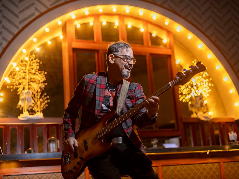 El bajista y músico de jazz, Ricky Encarnación, se presenta todos los días en el Fairmont El San Juan Hotel.