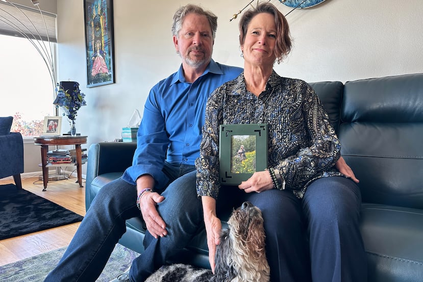 Ken Parker y Carol Normandin son los padres de Emily Normandin-Parker.