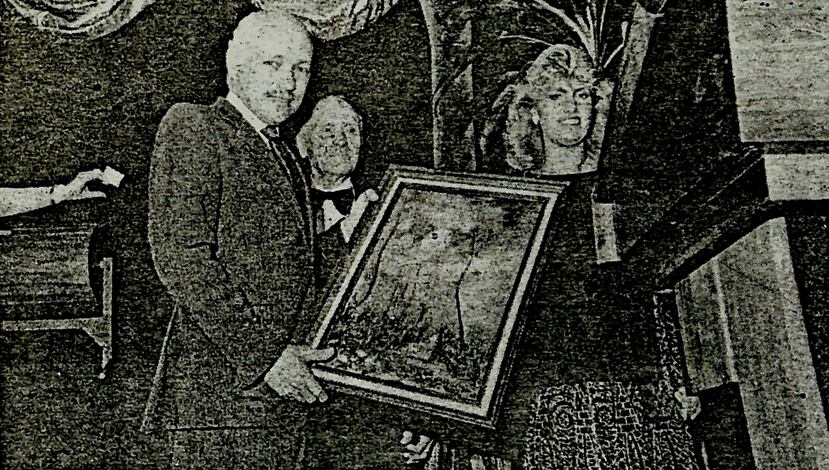 En el evento de 1983, Miguel Ángel Nieves recibe de parte de don Luis y Judi Gordon, una obra ganada mediante sorteo.