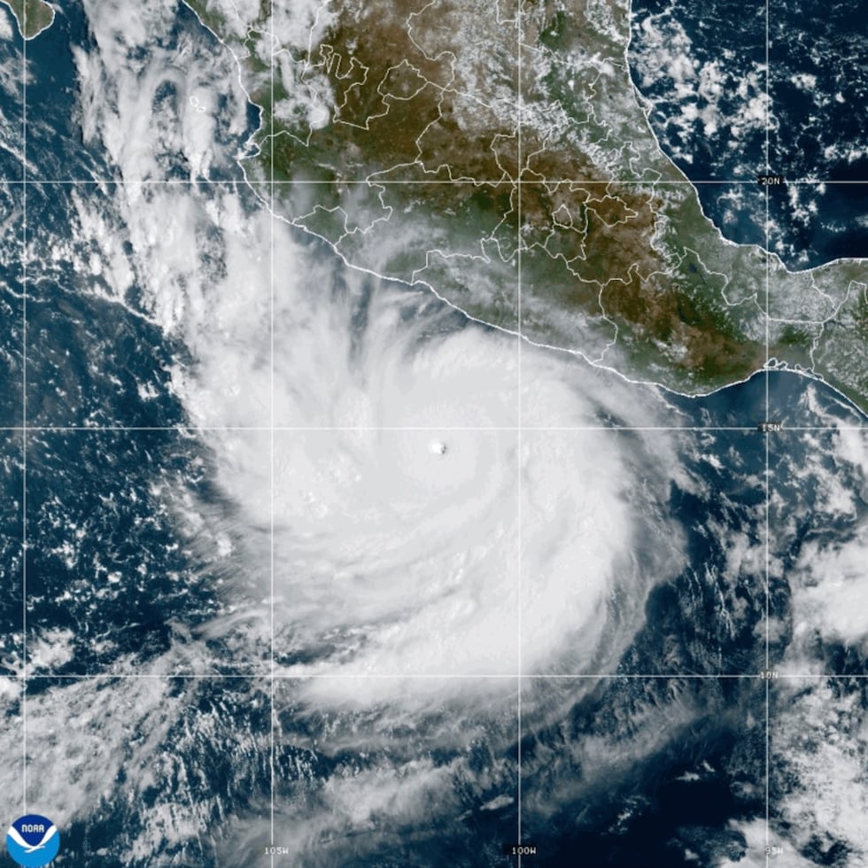 Esta fotografía, proporcionada por la NOAA, muestra al huracán Polo intensificándose en el océano Pacífico frente a la costa de México.