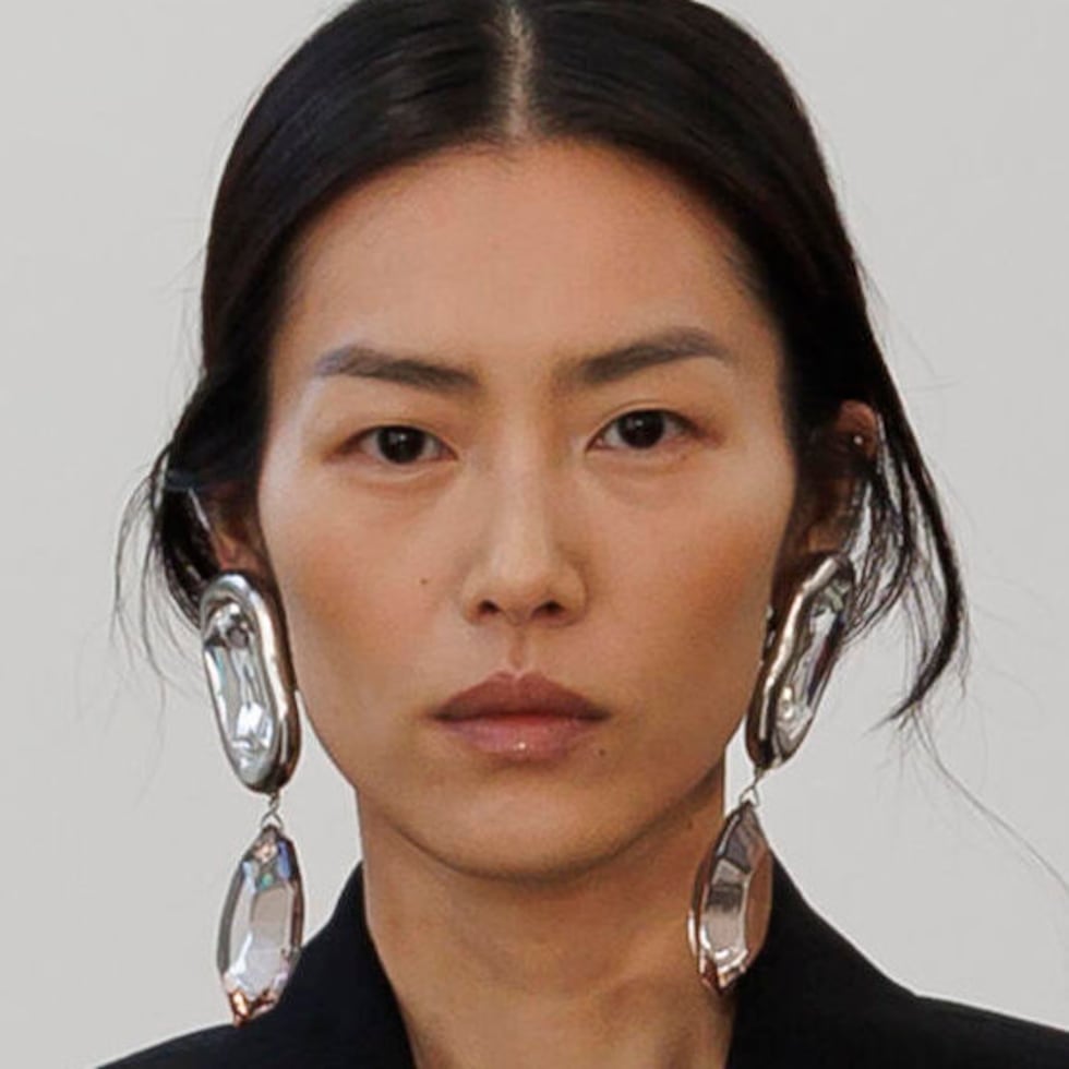 Las piedras y los brillos no están reservados únicamente para los eventos de noche y pueden llevarse durante el día. En la foto: colección Givenchy Autumn/Winter 2025