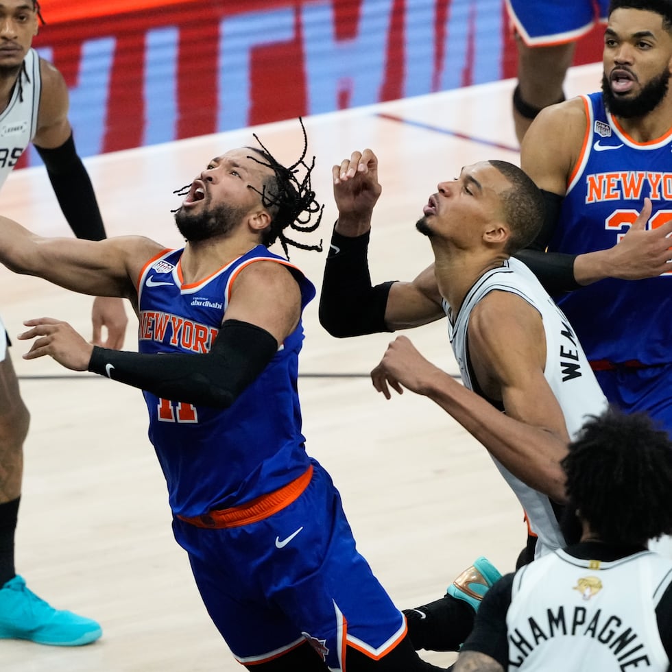 Jalen Brunson, de los Knicks, ataca al canasto contra Victor Wembanyama, de los Spurs, durante el quinto juego de las Finales de la NBA.