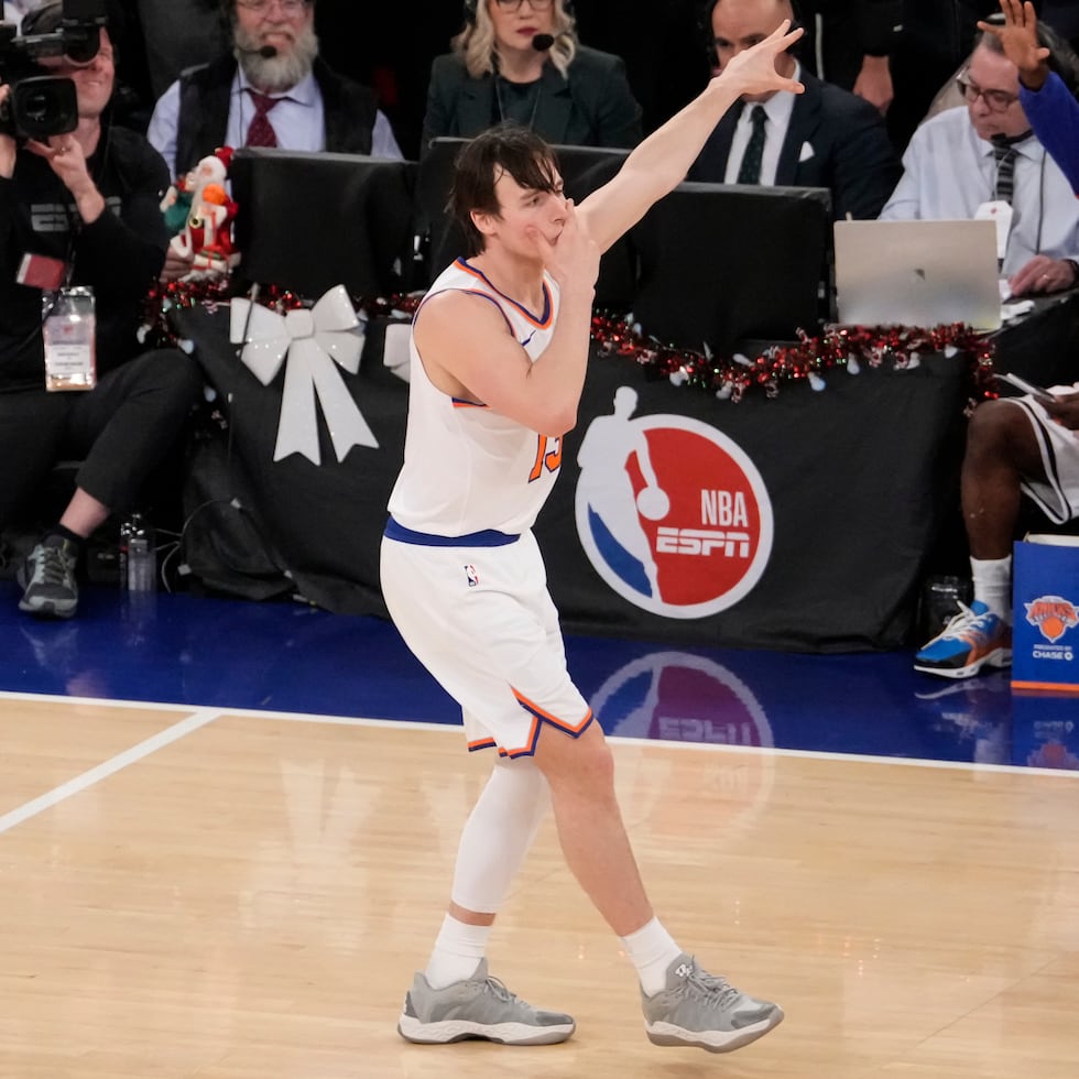 Tyler Kolek reacciona tras anotar un triple ante los Cavaliers en el Día de Navidad.