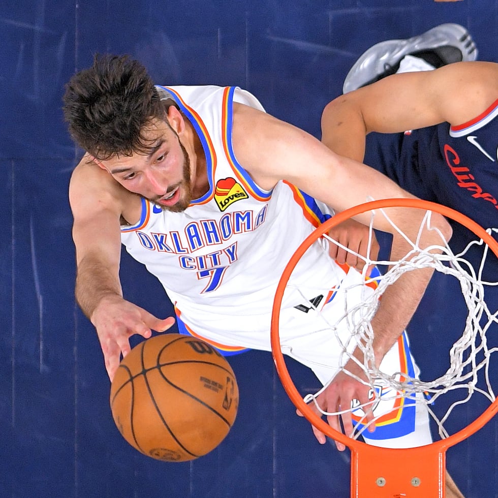Chet Holmgren, pívot del Thunder de Oklahoma City, dispara frente a Kobe Sanders, de los Clippers de Los Ángeles.