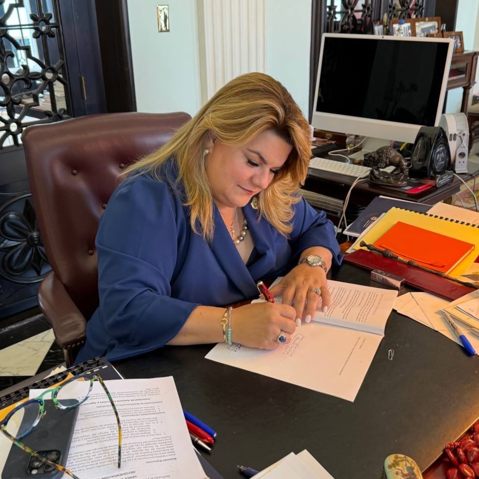 La gobernadora Jenniffer González firmó varias medidas y vetó otras.