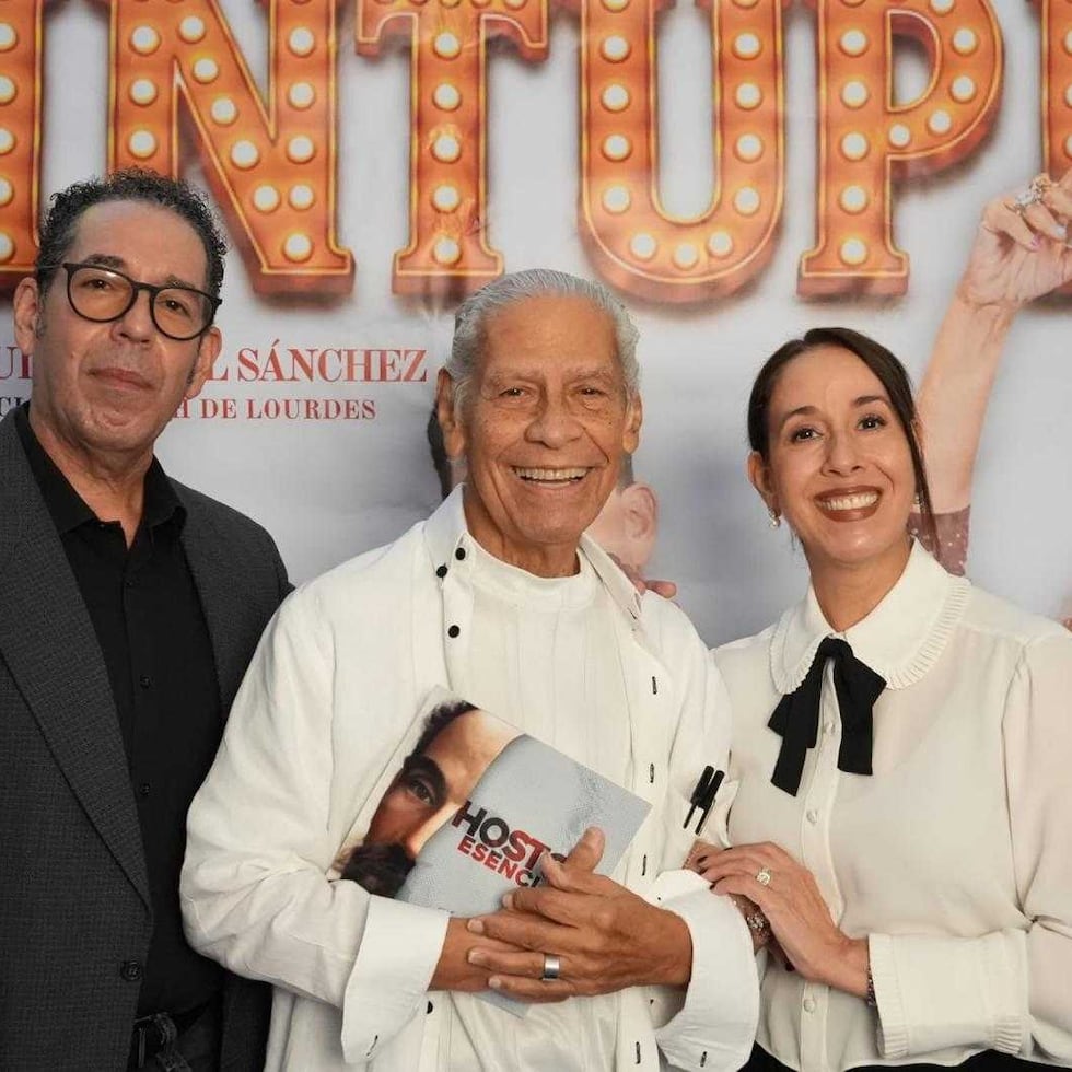 Los hermanos actores junto al escritor y novelista Luis Rafael Sánchez.